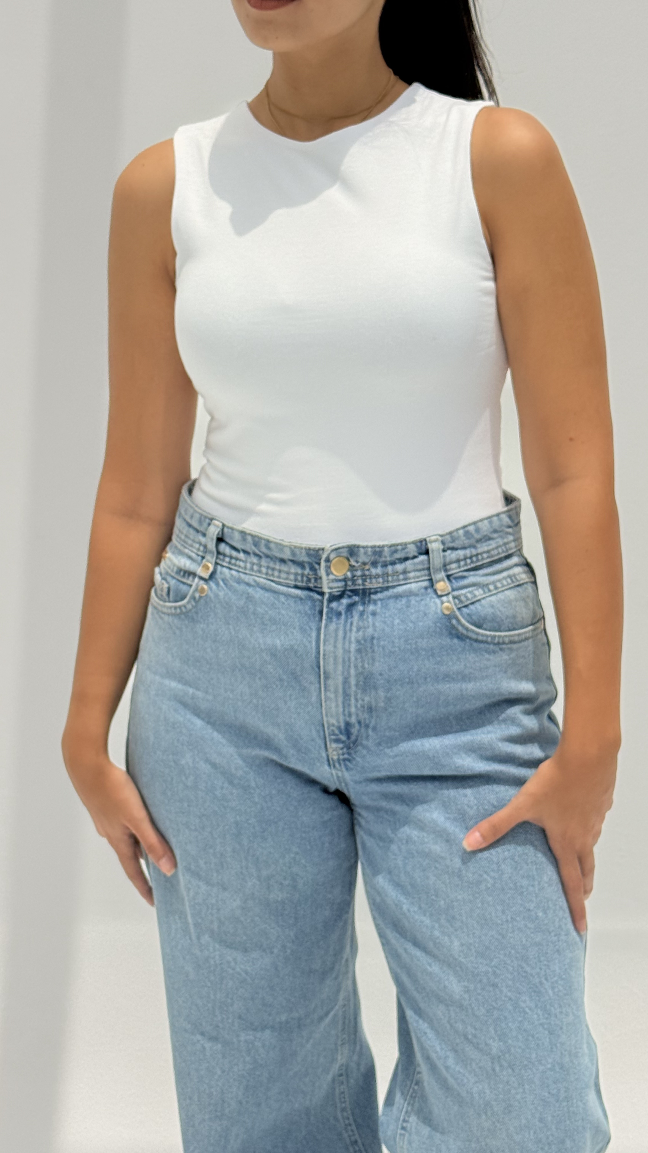 Sleeveless basic top - White