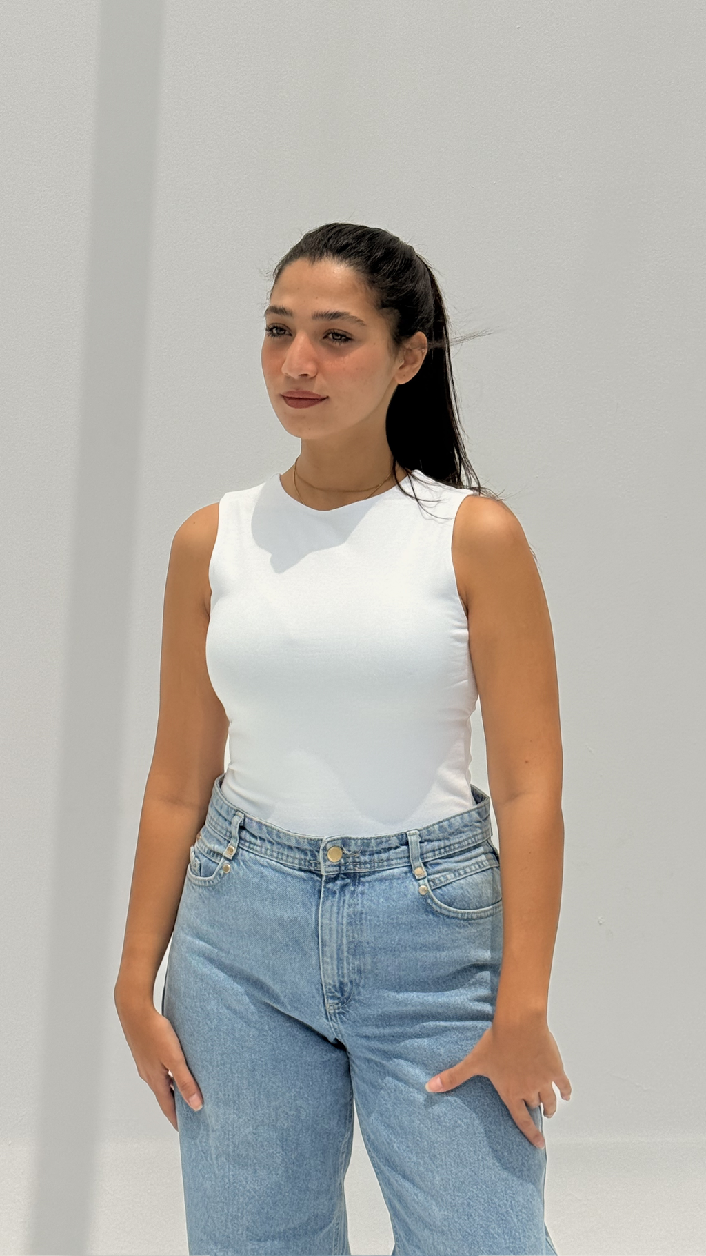 Sleeveless basic top - White