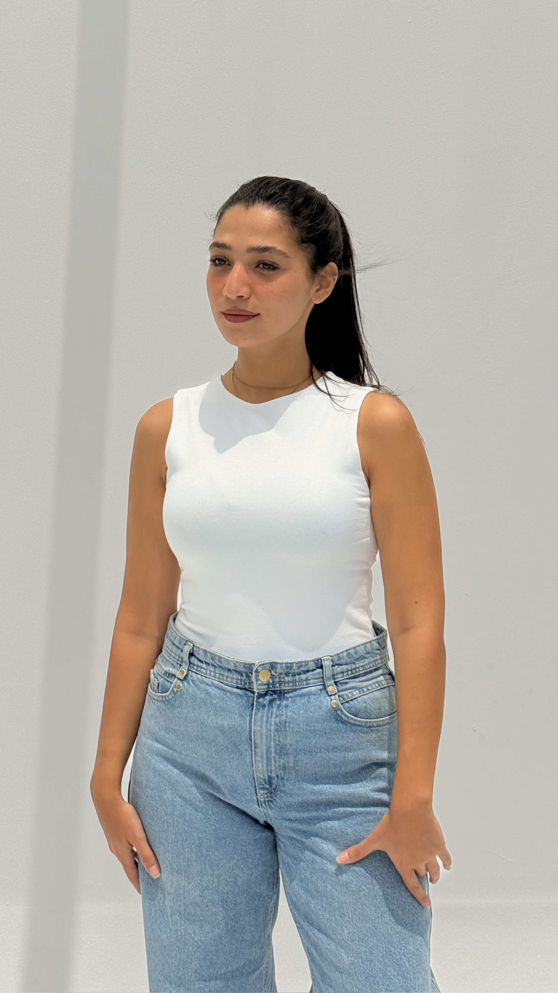 Sleeveless basic top - White