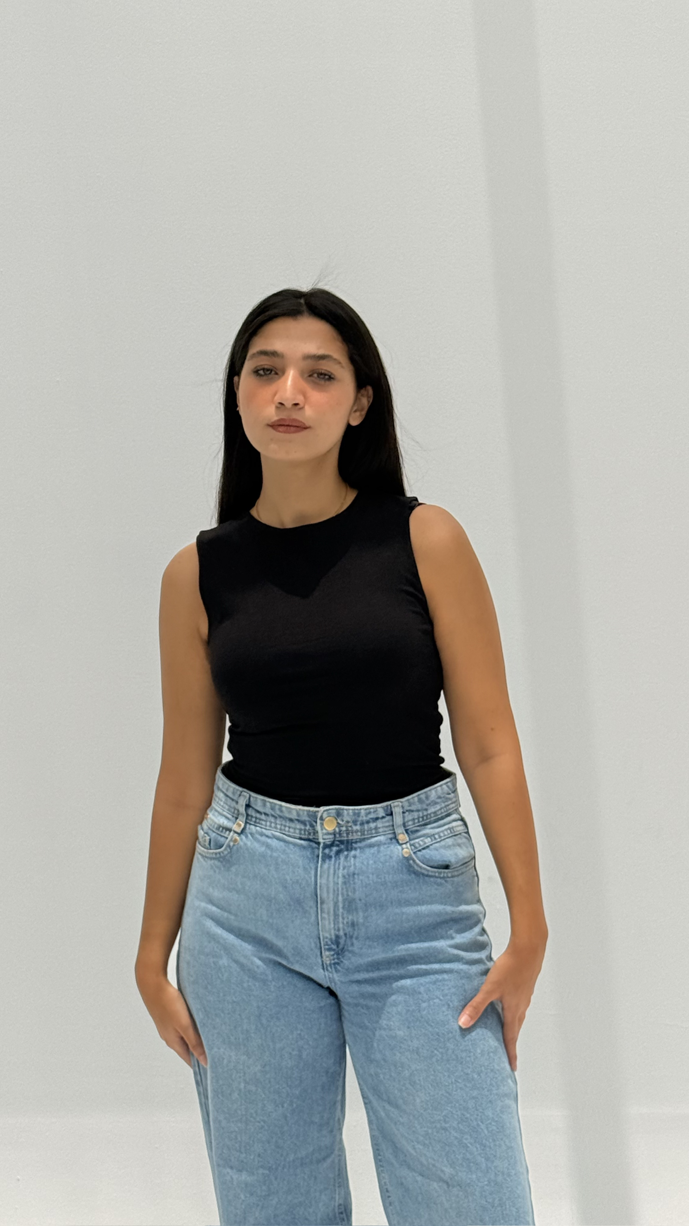 Sleeveless basic top - Black