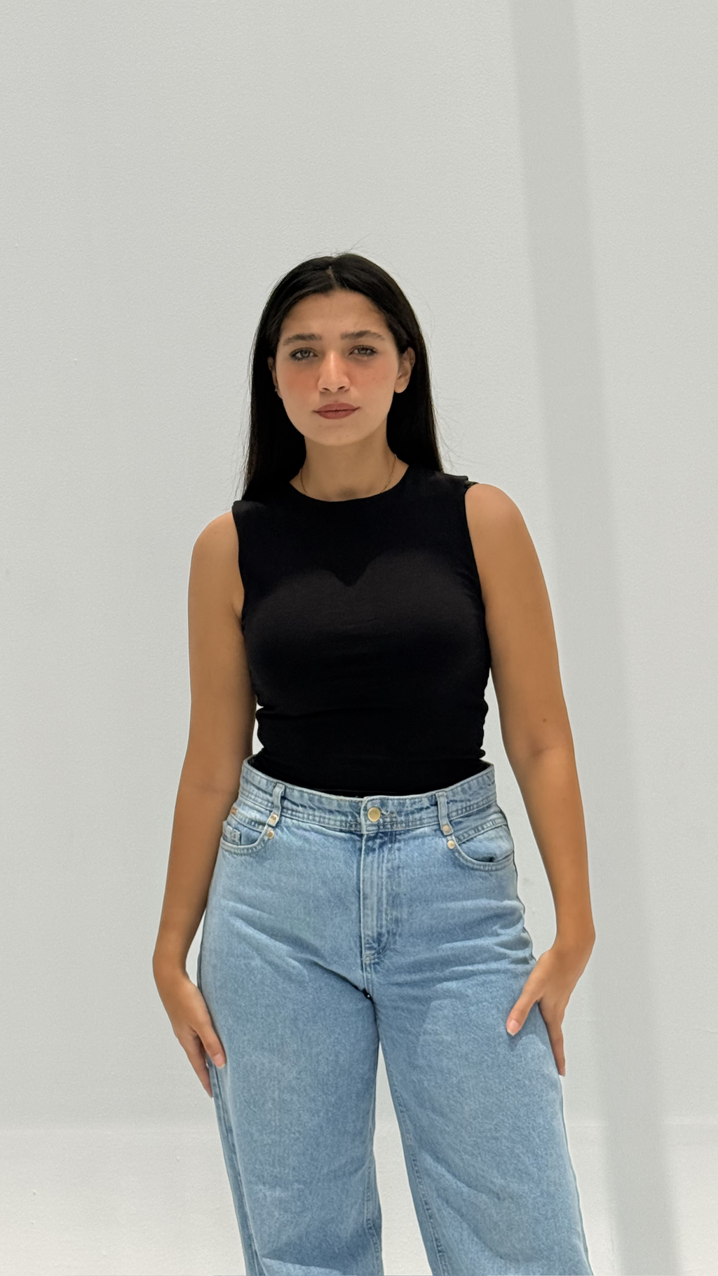 Sleeveless basic top - Black